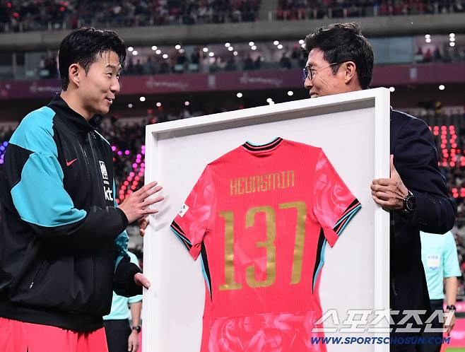 14일 서울월드컵경기장에서 열린 축구대표팀과 파라과이의 평가전. 경기 전 손흥민 A매치 최다 출전(137경기) 기념식이 열렸다. 차범근 감독의 축하를 받고 있는 손흥민. 상암=송정헌 기자songs@sportschosun.com/2025.10.14/