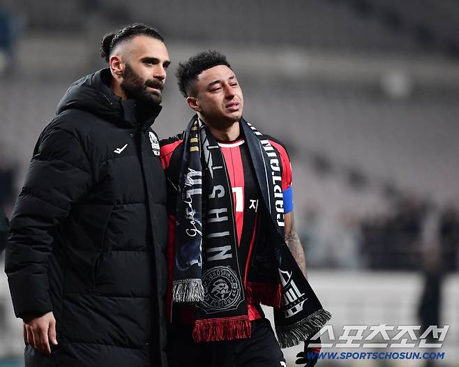 눈물 흘리는 린가드.