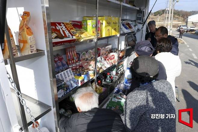 1일 충남 당진 합덕읍 도곡1리마을회관에 마련된 가가호호 찾아가는 당진농촌이동장터를 찾은 주민들이 물품을 구매하고 있다. 강진형 기자