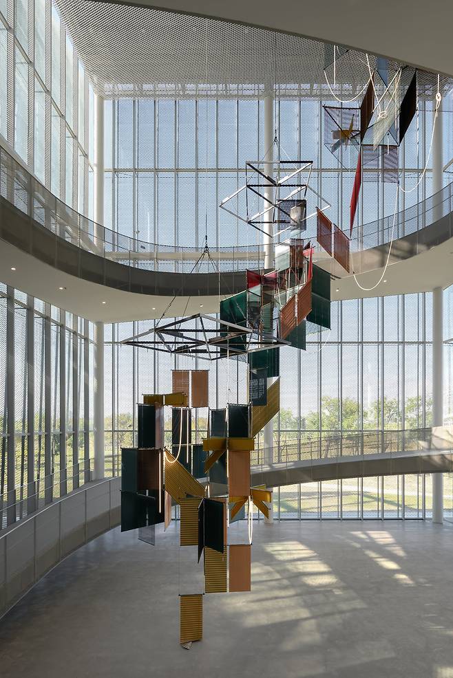 타이중미술관에 전시된 ‘유동 봉헌-삼합 나무 그늘'은 세 개의 조각이 한 작품을 이룬다. 양혜규 작가의 블라인드 소재 작품 중 가장 규모가 크다. 2362×1086×1086㎝./국제갤러리