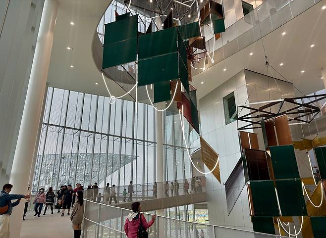 13일 타이중미술관에서 양혜규 작가 작품을 보고 있는 관람객들./김민정 기자