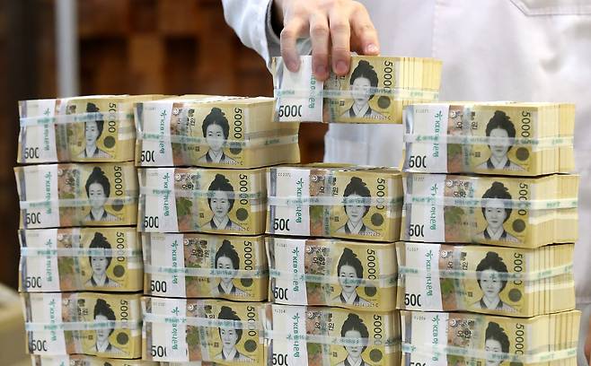 서울 중구 하나은행에서 직원이 5만원권을 정리하는 모습. /뉴스1 제공