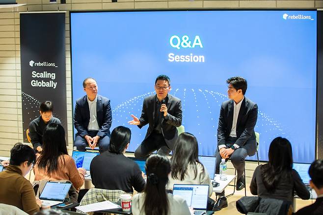 리벨리온 박성현 대표(가운데)와 마샬 초이 최고사업책임자(CBO·왼쪽), 신성규 최고재무책임자(CFO)가 16일 경기 성남시 분당구 사옥에서 열린 설립 5주년 기념 ‘미디어데이’ 행사에서 질의응답을 진행하고 있다./리벨리온