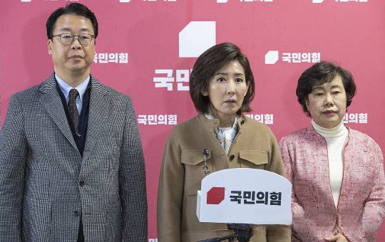 법제사법위원회 소속 국민의힘 의원들이 1일 국회에서 여당이 추진하고 있는 내란 재판부 추진 등 사법 개혁안 법사위 처리와 관련한 기자회견을 하고 있다. 연합뉴스