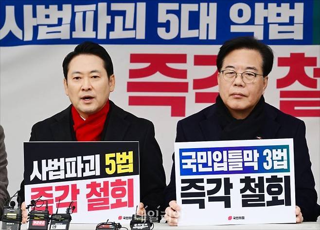 장동혁 국민의힘 대표(왼쪽)가 지난 10일 오전 국회본청 앞에 설치된 '8대 악법 저지' 릴레이 천막 농성장에서 발언을 하고 있다. 오른쪽은 송언석 국민의힘 원내대표(오른쪽) ⓒ데일리안 홍금표 기자