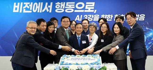 임문영 국가인공지능전력위원회 부위원장과 참석자들이 15일 오후 서울 중구 서울스퀘어에서 열린 대통령 직속 국가인공지능전략위원회 출범 100일 기자간담회에서 축하 케이크를 자르고 있다. ⓒ뉴시스