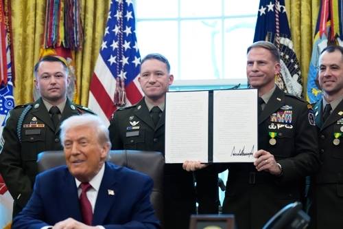 행정명령에 서명한 트럼프 대통령. AP 연합뉴스