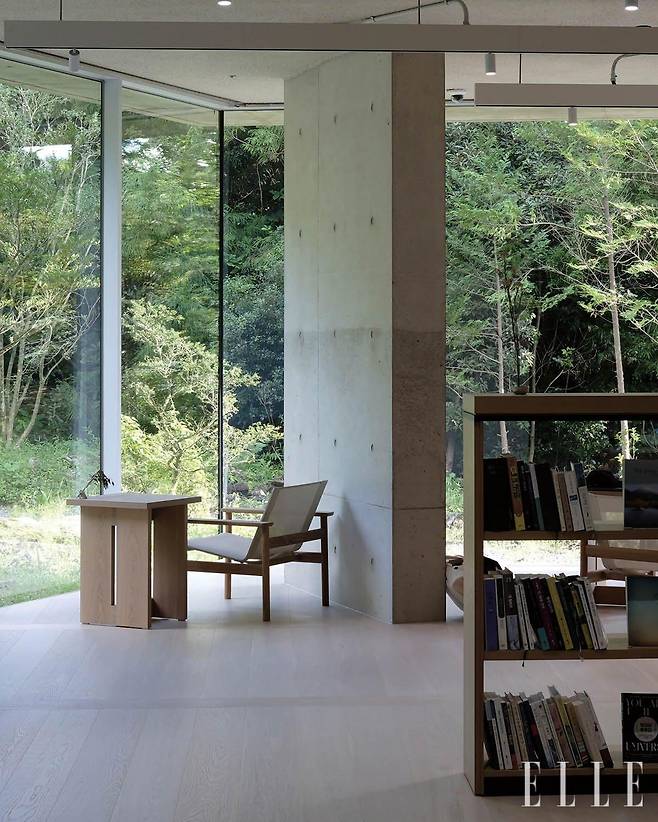 오랜 시간 편안함을 선사하기 위해 스카게락 펠라구스 라운지체어를 두었다.