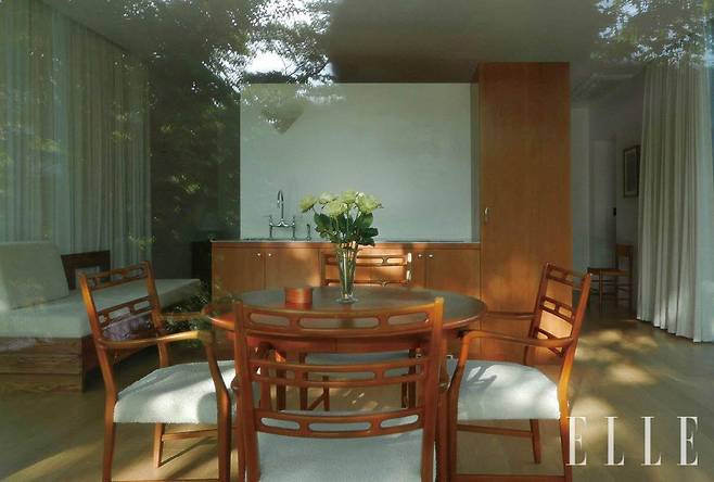 아시 하우스(@asi.house)의 가구는 우드 톤으로 통일해 아늑하면서도 따스한 분위기를 조성했다.