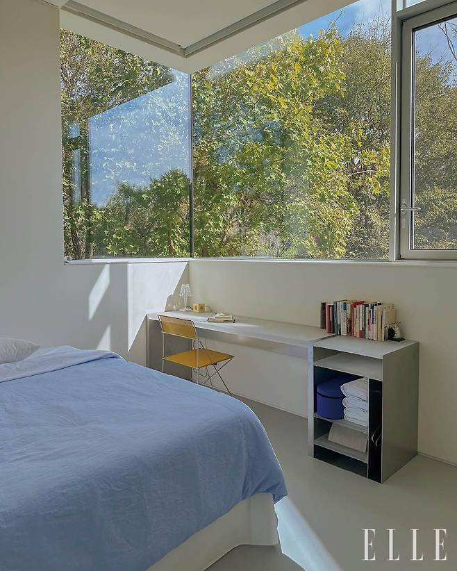 경쾌한 노랑 컬러와 유연함이 포인트인 X라인 체어가 넓고 긴 책상과 조화롭게 어우러진다.