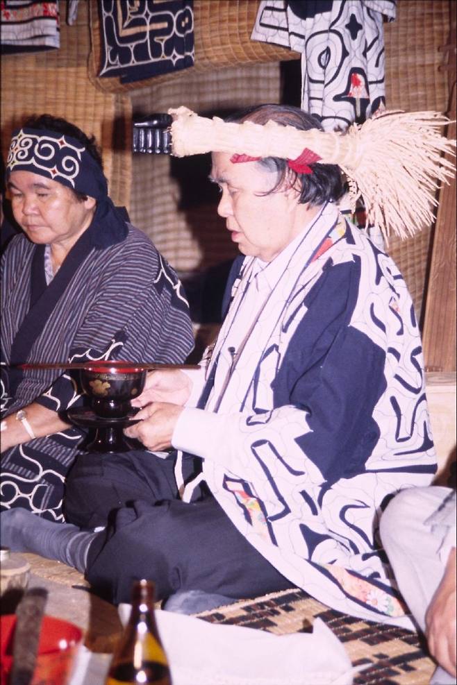 Áö³ 1997³â ÀϺ» ¿À»çÄ« ±¹¸³¹ÎÁ·Çйڹ°°ü¿¡¼ °³Ãֵƴø ¾ÆÀÌ´©ÀÇ ¿õÁ¦(ê¨ð®) 'À̿丸Å×'¿¡ Á¦ÁÖ ¿ªÇÒ·Î Âü°¡ÇÑ ¾ÆÀÌ´© Ãâ½Å ÂüÀÇ¿ø Ä«¾ß³ë ½Ã°Ô·ç(1926~2006).