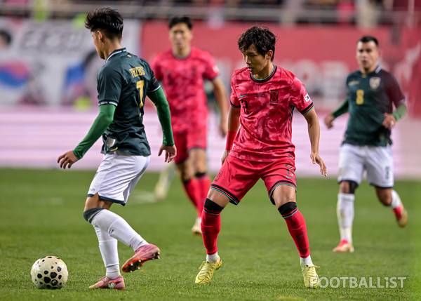 이명재(오른쪽, 남자 축구대표팀). 서형권 기자