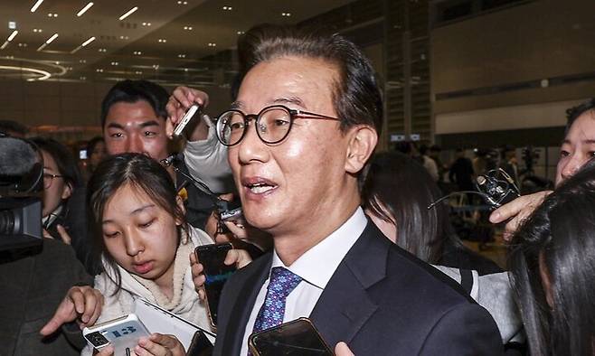 통일교 금품 수수 의혹에 연루된 전재수 해양수산부 장관이 11일 인천국제공항 제2여객터미널에서 사의를 표명한 뒤 이동하고 있다. 공동취재사진