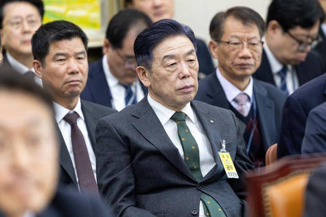 김형석(가운데) 독립기념관장이 지난달 11일 국회에서 열린 정무위원회 전체회의에 출석해 있다. 뉴스1