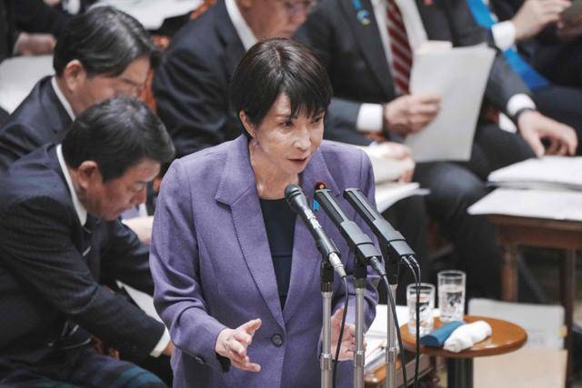 다카이치 사나에 일본 총리가 15일 도쿄 국회에서 열린 참의원 예산위원회 회의에서 의원들의 질문에 답하고 있다. 도쿄=AFP 연합뉴스
