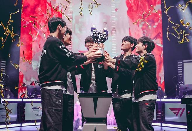'2025 롤 케스파 컵'에서 우승한 T1 선수들. KeSPA 제공