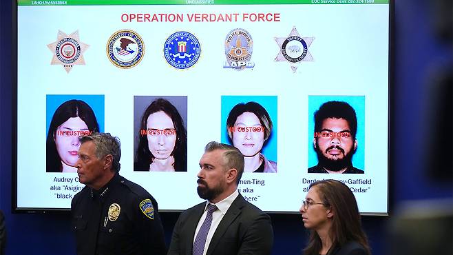 15일(현지시간) LA 폭탄 테러 모의 일당 체포 내용 발표한 미 연방 당국 [연합뉴스/AP 제공]