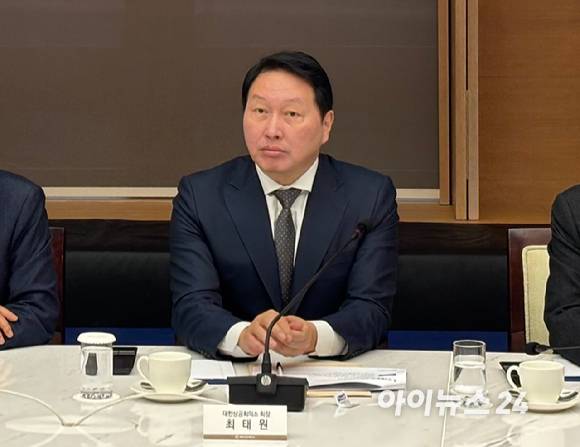 최태원 대한상공회의소 회장이 16일 오전 정책 간담회에 참석해 참석자들의 발언을 듣고 있다. [사진=김민지 기자]