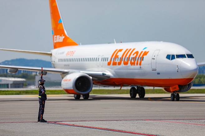 활주로에서 이동 중인 제주항공 항공기. (제주항공 제공)