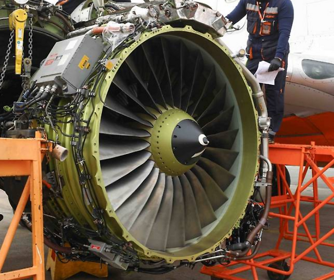 제주항공 정비팀이 B737-800 기체의 엔진을 해체하고 있는 모습. (제주항공 제공)