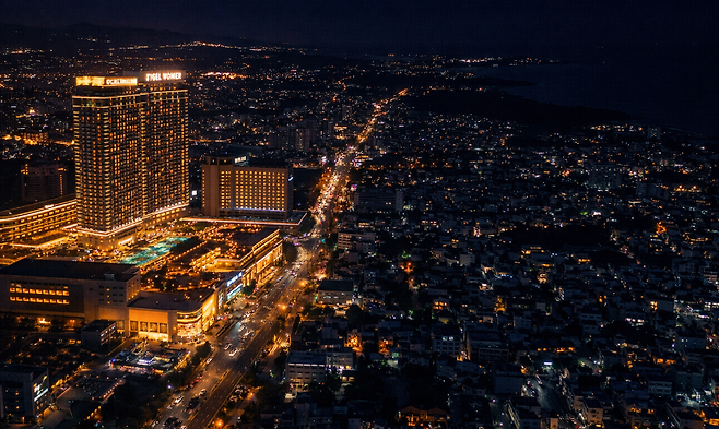 제주 도심 야간 전경. 소비가 집중되는 공간과 그렇지 않은 공간의 대비가 드러난다. (편집이미지)