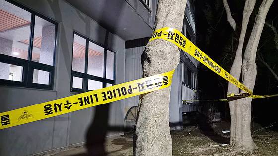 지난 11일 오후 40대 남성 A씨가 투신한 경기 용인시 기흥구 한 아파트 화단에 폴리스라인이 쳐져 있다. 뉴스1