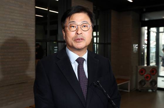 김종혁 전 국민의힘 최고위원이 13일 오후 서울 여의도 국민의힘 중앙당사에서 열린 원외당협위원장 협의회에 참석하며 취재진 질문에 답하고 있다. 뉴스1