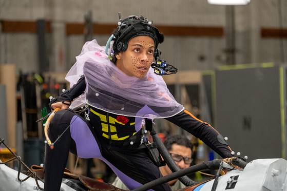 퍼포먼스 캡처 기술을 활용해 '아바타 불과 재'를 찍고 있는 조 샐다나 배우. 조 샐다나는 나비족의 전사이자 설리 가족을 이끄는 어머니 네이티리 역을 연기했다. 사진 20세기 스튜디오