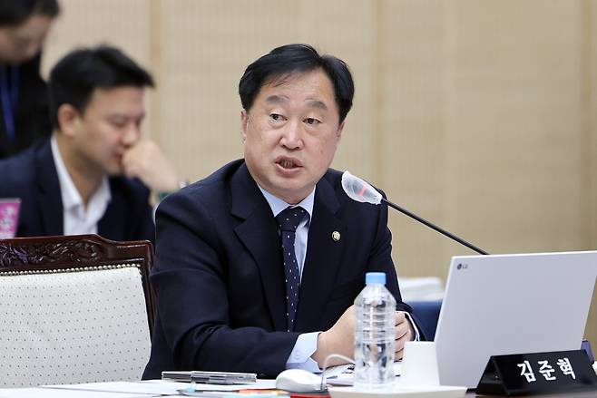 김준혁 더불어민주당 의원이 지난 10월22일 전북대에서 열린 국회 교육위원회 국정감사에서 질의하고 있다. 연합뉴스