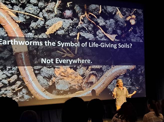 유경수 교수는 지렁이 연구로도 널리 알려진 학자다. 사진은 2022년 12월 시카고 앨더 플라니터리움에서 열린 학회 중 ‘일반인을 위한 과학 이야기’ 이벤트 강연을 하며 지렁이와 흙에 관해 설명하는 모습. 유 교수 제공