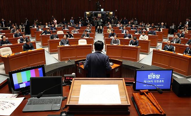 지난 11일 국회에서 열린 의원총회에서 더불어민주당 의원들이 정청래 대표의 발언을 듣고 있다. 연합뉴스