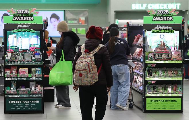Tourists inside an Olive Young store, a South Korean health and beauty retail chain, at Incheon Airport on Tuesday (Yonhap)