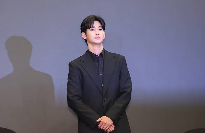 Actor Kim Soo-hyun attends a press conference in western Seoul on March 31, where he denied allegations of dating the late actor Kim Sae-ron when she was a minor. [YONHAP]