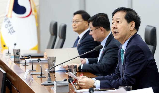 Deputy Prime Minister and Finance Minister Koo Yun-cheol, far right, speaks during a meeting of the industrial competitiveness committee and growth strategy task force at the government complex in Sejong on Dec. 16. [NEWS1]