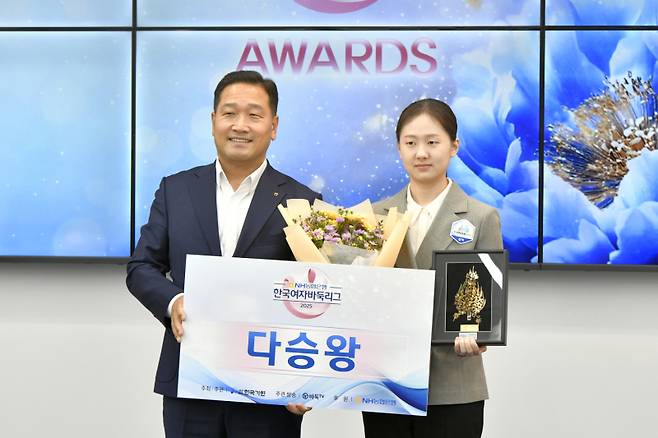 ‘바둑 여왕’ 김은지 9단(오른쪽)이 NH농협은행 한국여자바둑리그 다승왕에 올랐다. 한국기원 제공