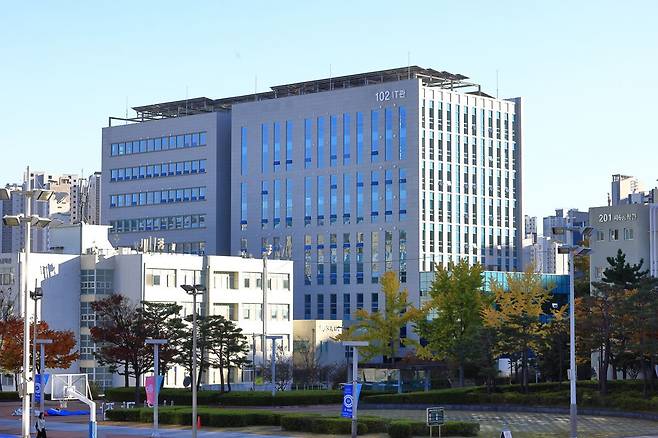 부산대학교 교내에 준공된 신축 IT관 전경. AI·IT 분야 교육·연구 거점으로 활용될 예정이다./부산대 제공