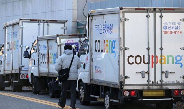 서울 시내 한 쿠팡 물류센터 인근에 차량이 주차돼 있다. 이한형 기자
