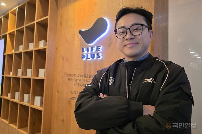 한화생명e스포츠 김성훈 단장이 16일 서울 영등포구 63 스퀘어에서 국민일보와 인터뷰를 진행한 뒤 포즈를 취했다.