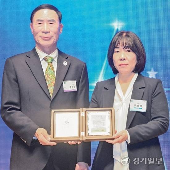 지난 9월 고인이 된 경기일보 황선학 전 문화체육부 국장이 체육공로상을 수상했다. 이원성 경기도체육회장이 고 황 국장의 부인인 우수분씨에게 공로패를 전달하고 있다. 홍기웅기자