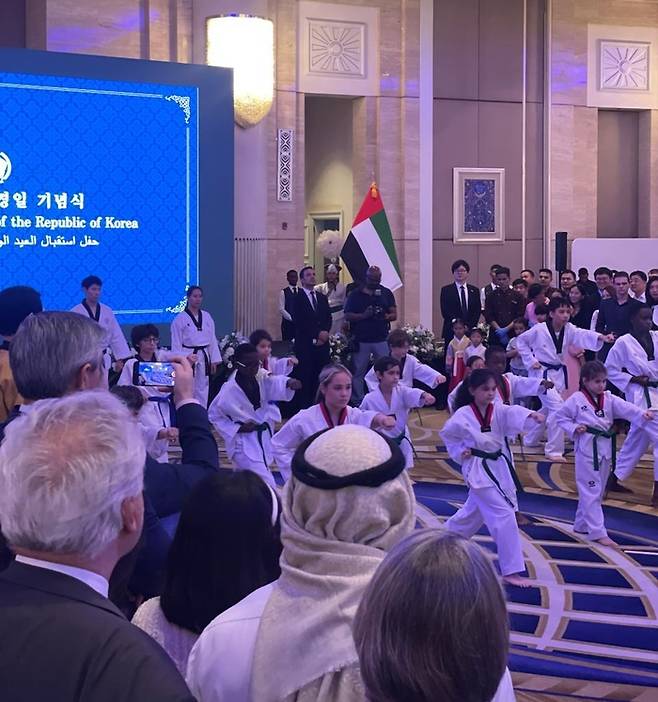 코리아 내셔널 데이 행사에서 현지인으로 구성된 어린이들이 태권도 시범을 보이고 있다. 귀엽고도 멋있는 모습에 참가자들의 입가에 웃음이 그치지 않았다.
