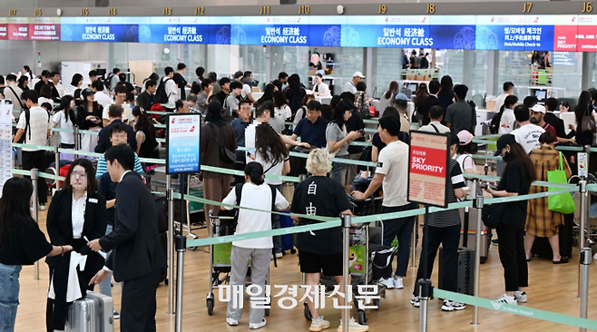 추석 명절을 앞두고 해외 여행객이 늘며 붐비는 인천공항의 모습 [매경DB]