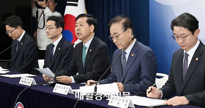구윤철 경제부총리와 김윤덕 국토부 장관, 이억원 금융위원장을 비롯한 관계부처 인사들이 지난 15일 정부서울청사에서 주택시장 안정화 대책에 대해 브리핑 하고 있다. [매경DB]