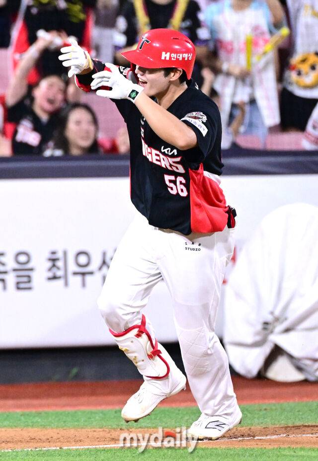 2025년 8월 29일 오후 경기도 수원KT위즈파크에서 열린 '2025 신한 SOL뱅크 KBO 리그' KIA 타이거즈와 KT 위즈의 경기. KIA 오선우가 6회초 1사 1.2루서 3점 홈런을 친 뒤 기뻐하고 있다./마이데일리