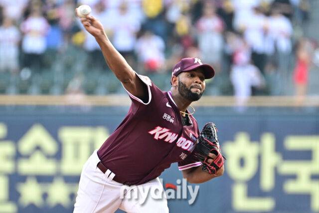 31일 서울 잠실야구장에서 열린 '2025 신한 SOL BANK KBO리그' 키움 히어로즈와 LG 트윈스 경기. 키움 선발 알칸타라가 힘차게 투구하고 있다./마이데일리