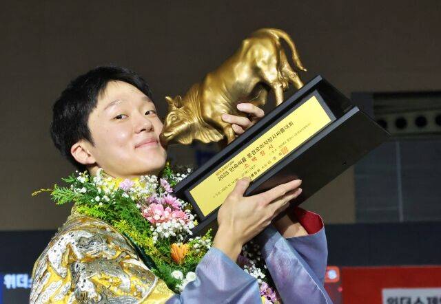 16일 경상북도 문경시 문경실내체육관에서 열린 ‘위더스제약 2025 의성천하장사씨름대축제’ 소백장사(72kg이하)에 등극한 박상준(정읍시청)이 장사인증서와 황소트로피를 들고 기념사진을 찍고 있다./대한씨름협회