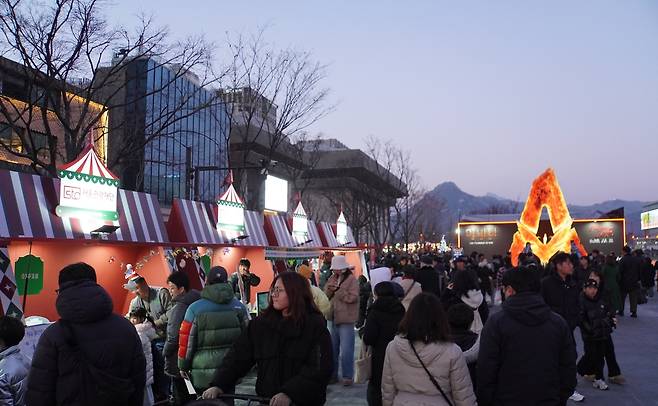 협력사 부스에도 내외국인들이 장사진을 이뤘다.