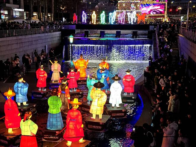 폭포위 팔마와 어가행렬