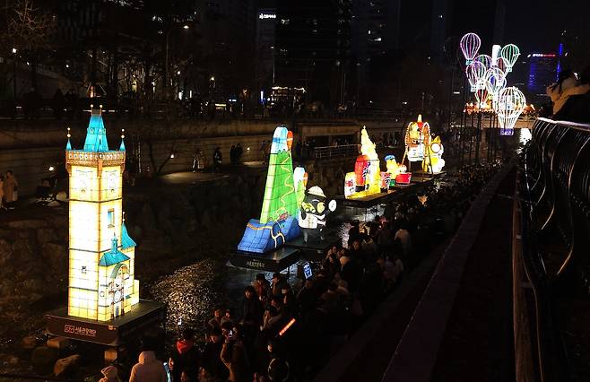 체코관광청(왼쪽 첫번째)과 대만관광청(두번째)의 조형물도 청계천을 빛냈다.