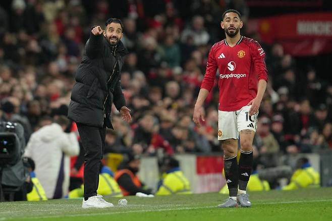 [맨체스터=AP/뉴시스] 잉글랜드 프로축구 프리미어리그(EPL) 맨체스터 유나이티드의 후벵 아모림 감독(왼쪽), 마테우스 쿠냐. 2025.12.15.