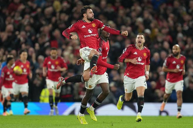 [맨체스터=AP/뉴시스] 맨체스터 유나이티드(맨유)의 브루노 페르난데스가 15일(현지 시간) 영국 맨체스터의 올드 트래퍼드에서 열린 2025-26 프리미어리그 16라운드 본머스와 경기 후반 32분 2-3 상황에서 동점 골을 넣고 세리머니하고 있다. 두 팀은 치열한 공방전 끝에 4-4 무승부를 기록했다. 2025.12.15.